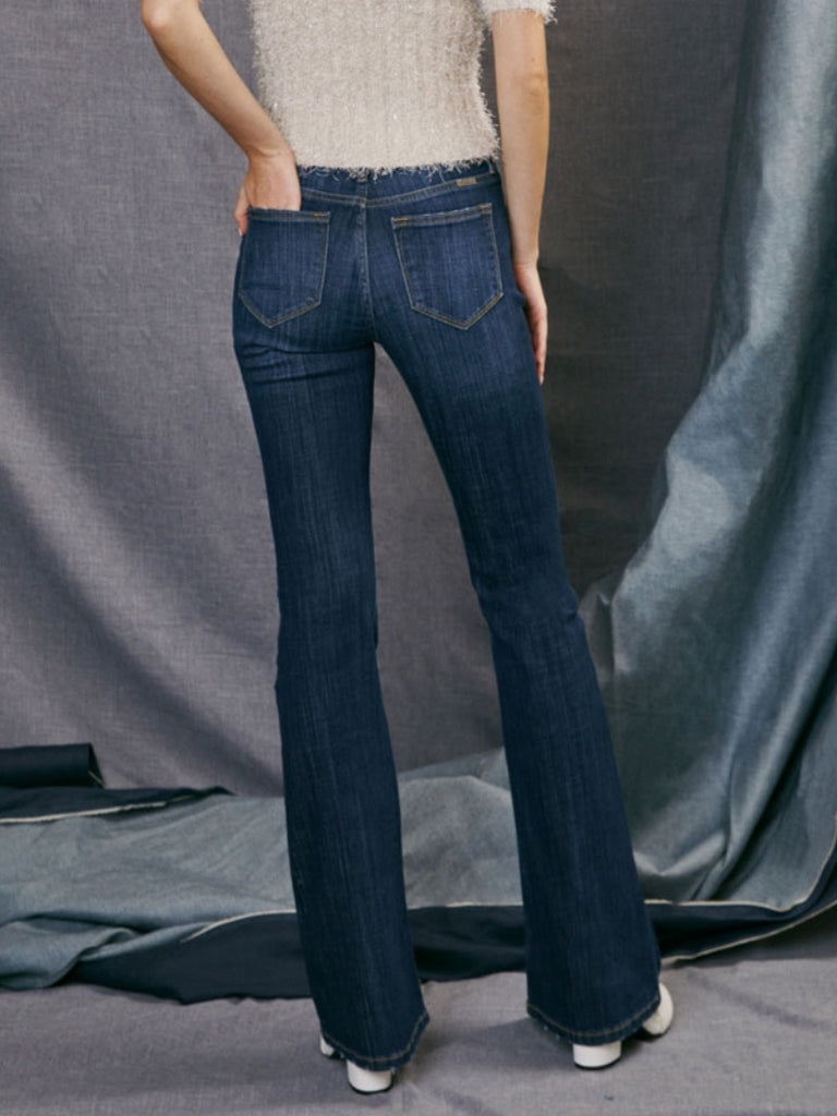 Mid rise flare jeans with super stretch, slight fading & whiskering, with a Classic 5-pocket design, single-button front, and zip-fly closure.