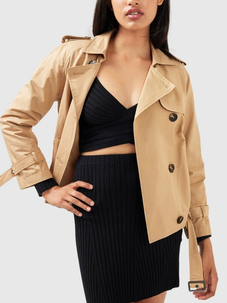 Cropped Trench Coat with a  shirttail hem at the back - Notched collar - Double breasted - Webbing straps on the sleeve and Side welt pockets with a Fabric waist belt.