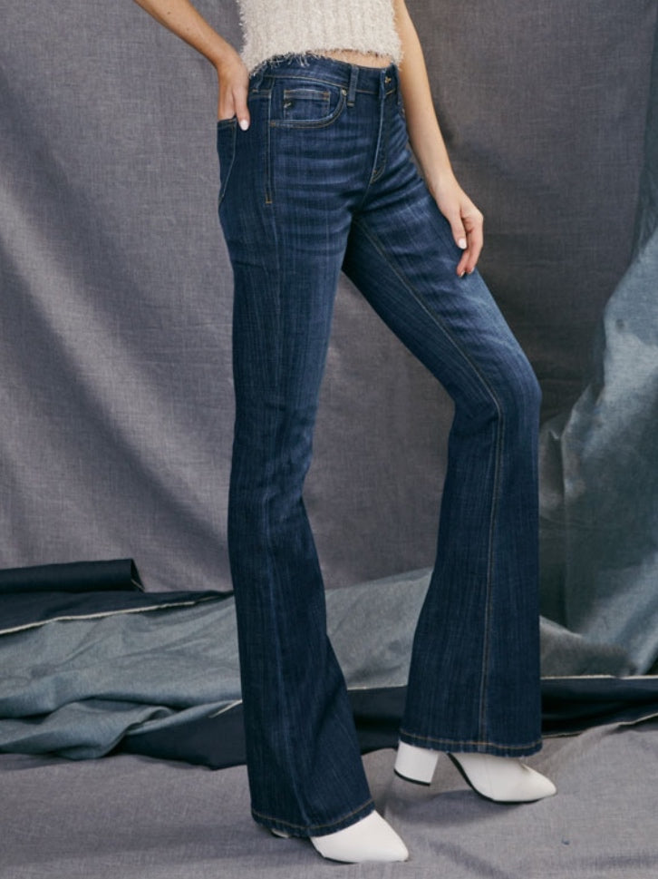 Mid rise flare jeans with super stretch, slight fading & whiskering, with a Classic 5-pocket design, single-button front, and zip-fly closure.