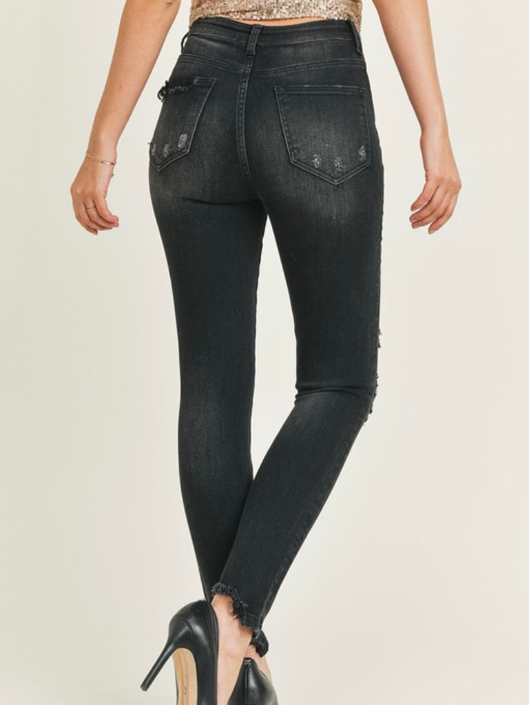  High Rise Skinny Jeans feature patch pockets and a flattering skinny cut with a black vintage wash.