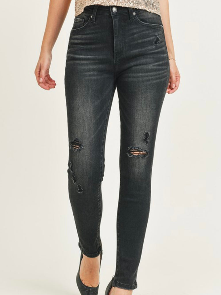  High Rise Skinny Jeans feature patch pockets and a flattering skinny cut with a black vintage wash.